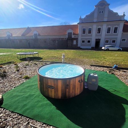 Chateau Moravany - Apartmany, Teepee A Wellness Ronow an der Doubrava 外观 照片