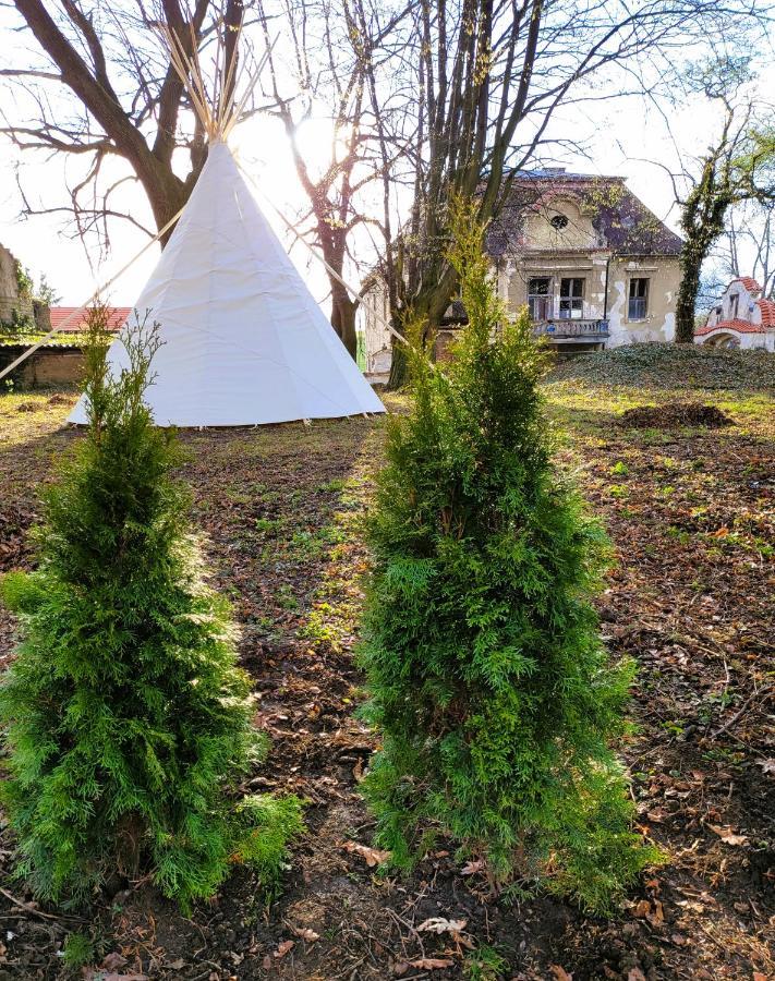 Chateau Moravany - Apartmany, Teepee A Wellness Ronow an der Doubrava 外观 照片