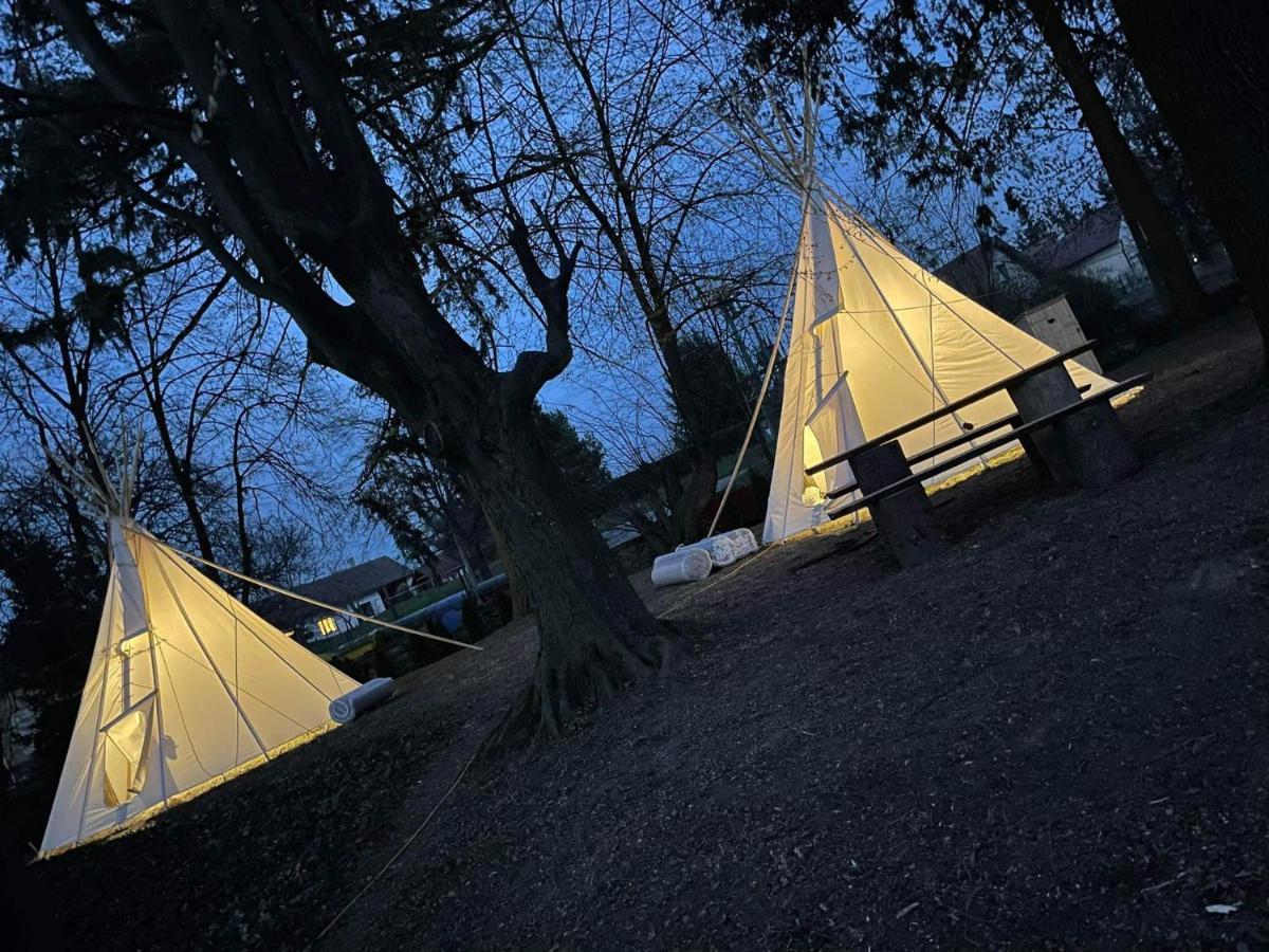 Chateau Moravany - Apartmany, Teepee A Wellness Ronow an der Doubrava 外观 照片