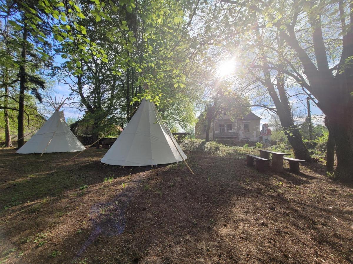 Chateau Moravany - Apartmany, Teepee A Wellness Ronow an der Doubrava 外观 照片