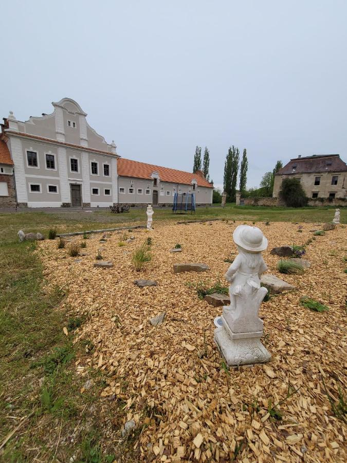 Chateau Moravany - Apartmany, Teepee A Wellness Ronow an der Doubrava 外观 照片