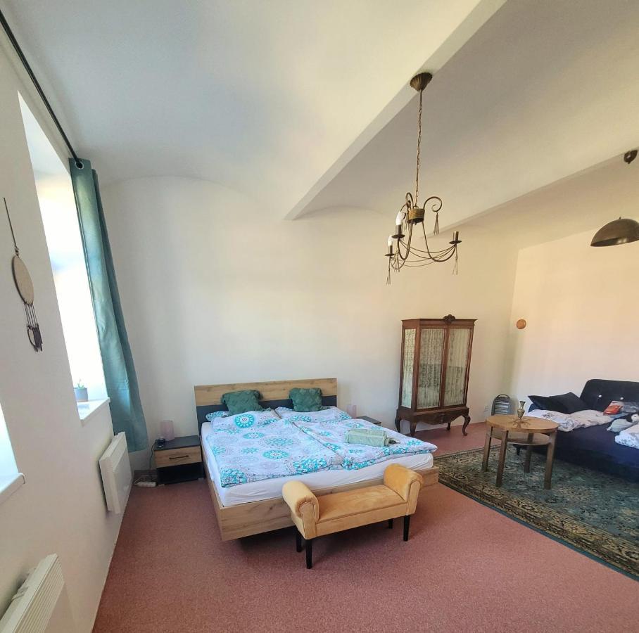 Chateau Moravany - Apartmany, Teepee A Wellness Ronow an der Doubrava 外观 照片