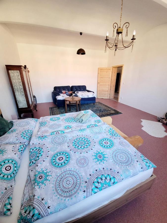 Chateau Moravany - Apartmany, Teepee A Wellness Ronow an der Doubrava 外观 照片