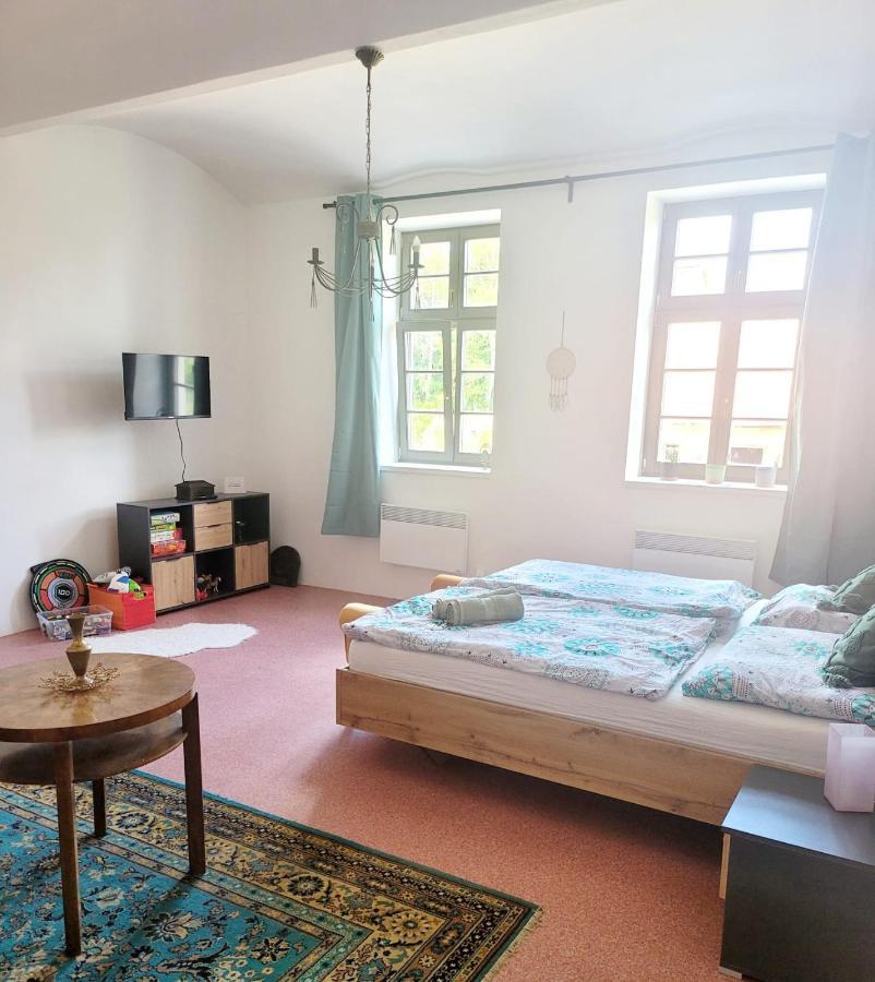 Chateau Moravany - Apartmany, Teepee A Wellness Ronow an der Doubrava 外观 照片