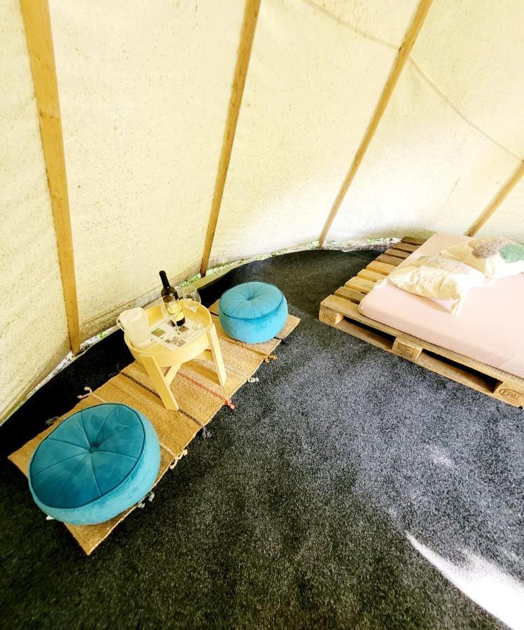 Chateau Moravany - Apartmany, Teepee A Wellness Ronow an der Doubrava 外观 照片