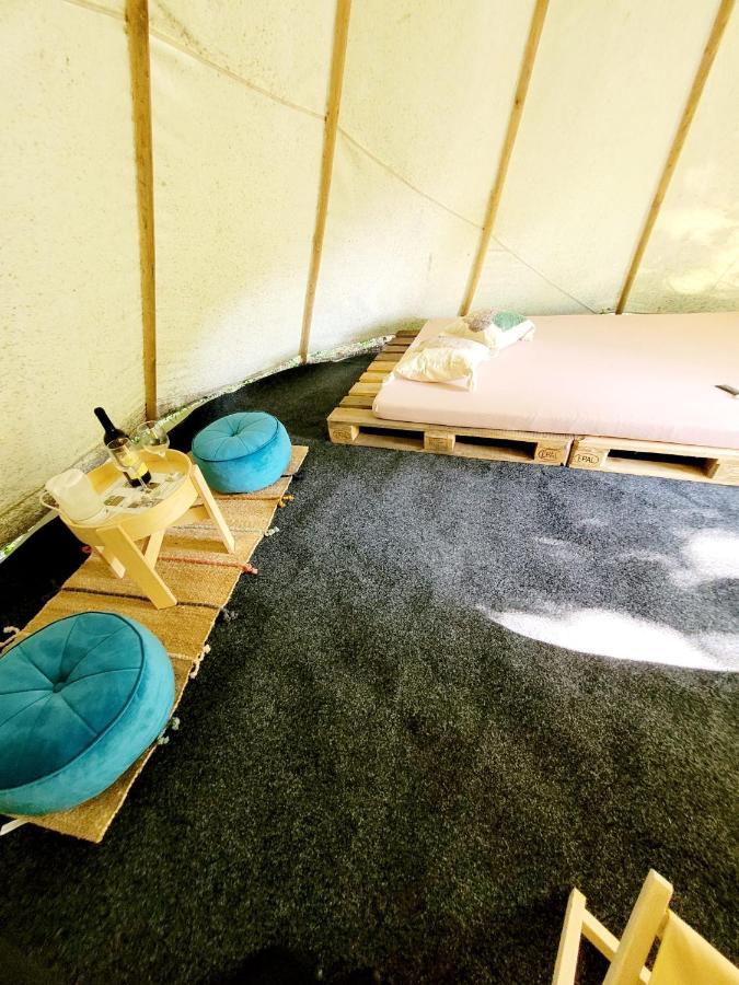 Chateau Moravany - Apartmany, Teepee A Wellness Ronow an der Doubrava 外观 照片