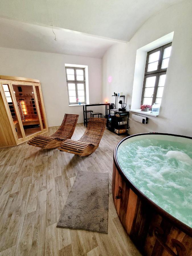 Chateau Moravany - Apartmany, Teepee A Wellness Ronow an der Doubrava 外观 照片