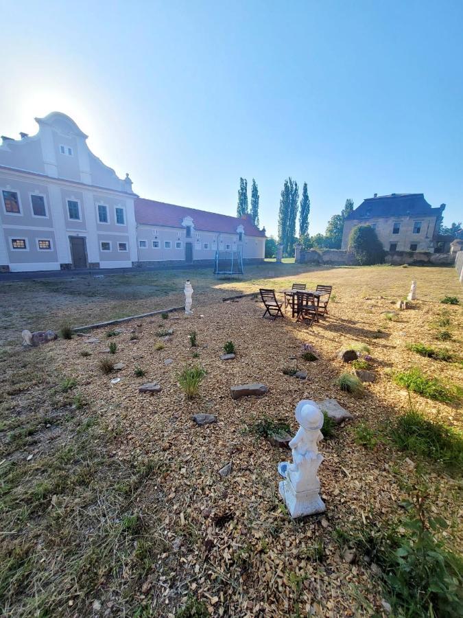 Chateau Moravany - Apartmany, Teepee A Wellness Ronow an der Doubrava 外观 照片