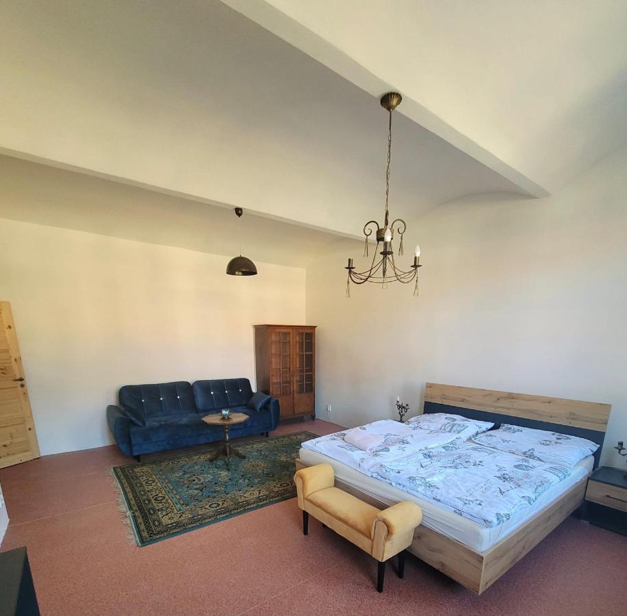 Chateau Moravany - Apartmany, Teepee A Wellness Ronow an der Doubrava 外观 照片