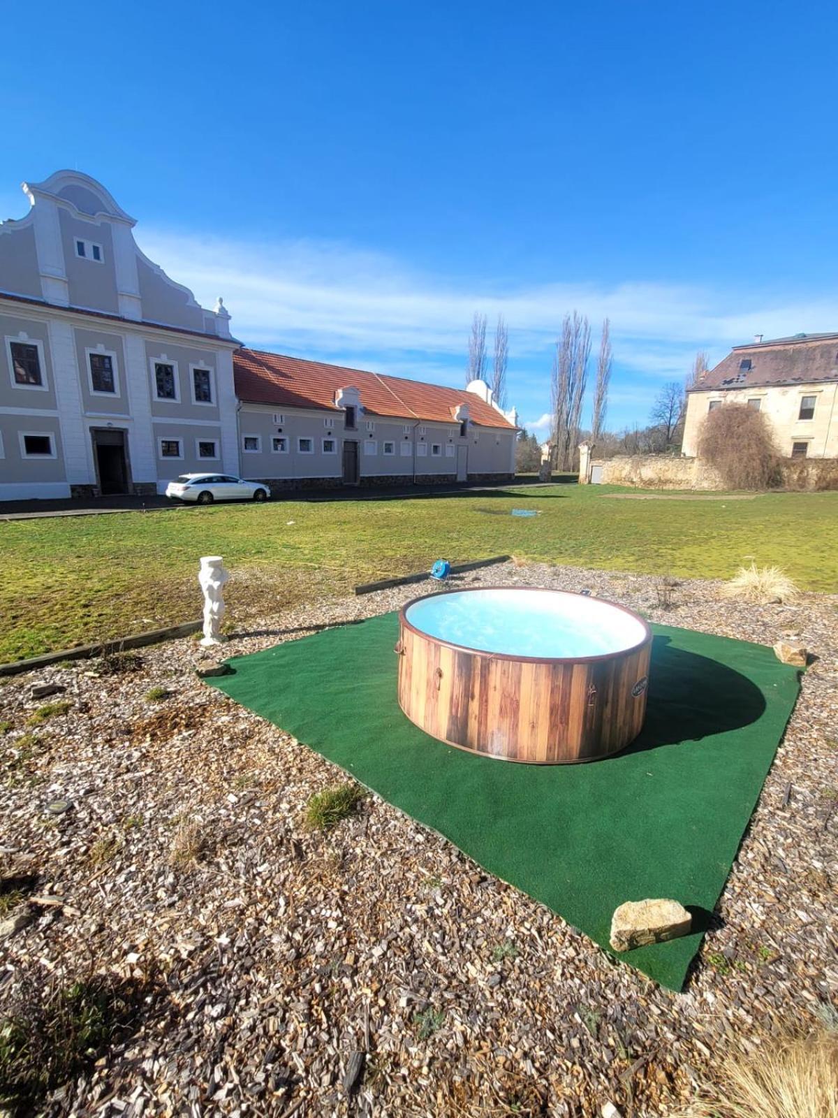 Chateau Moravany - Apartmany, Teepee A Wellness Ronow an der Doubrava 外观 照片