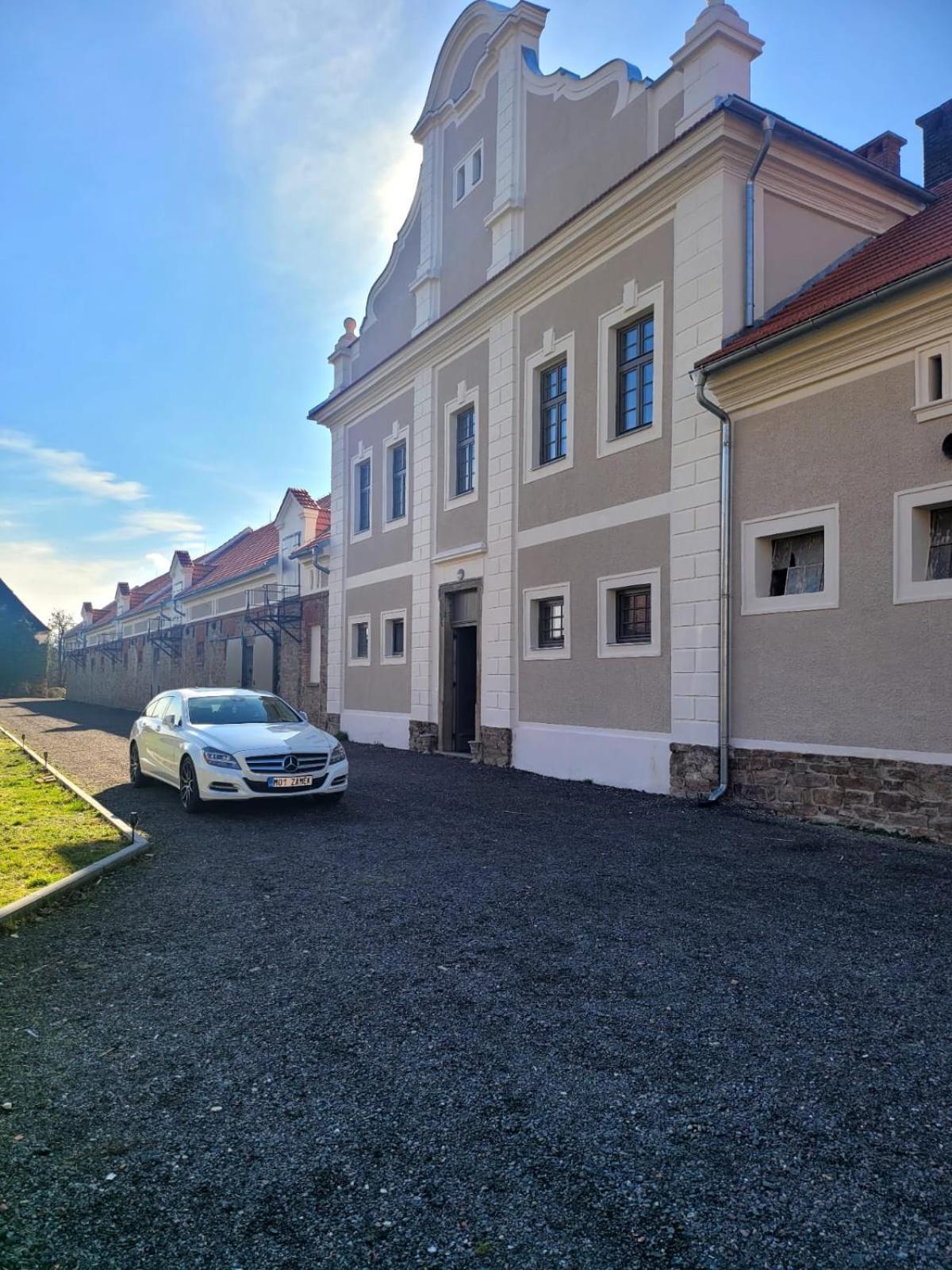 Chateau Moravany - Apartmany, Teepee A Wellness Ronow an der Doubrava 外观 照片