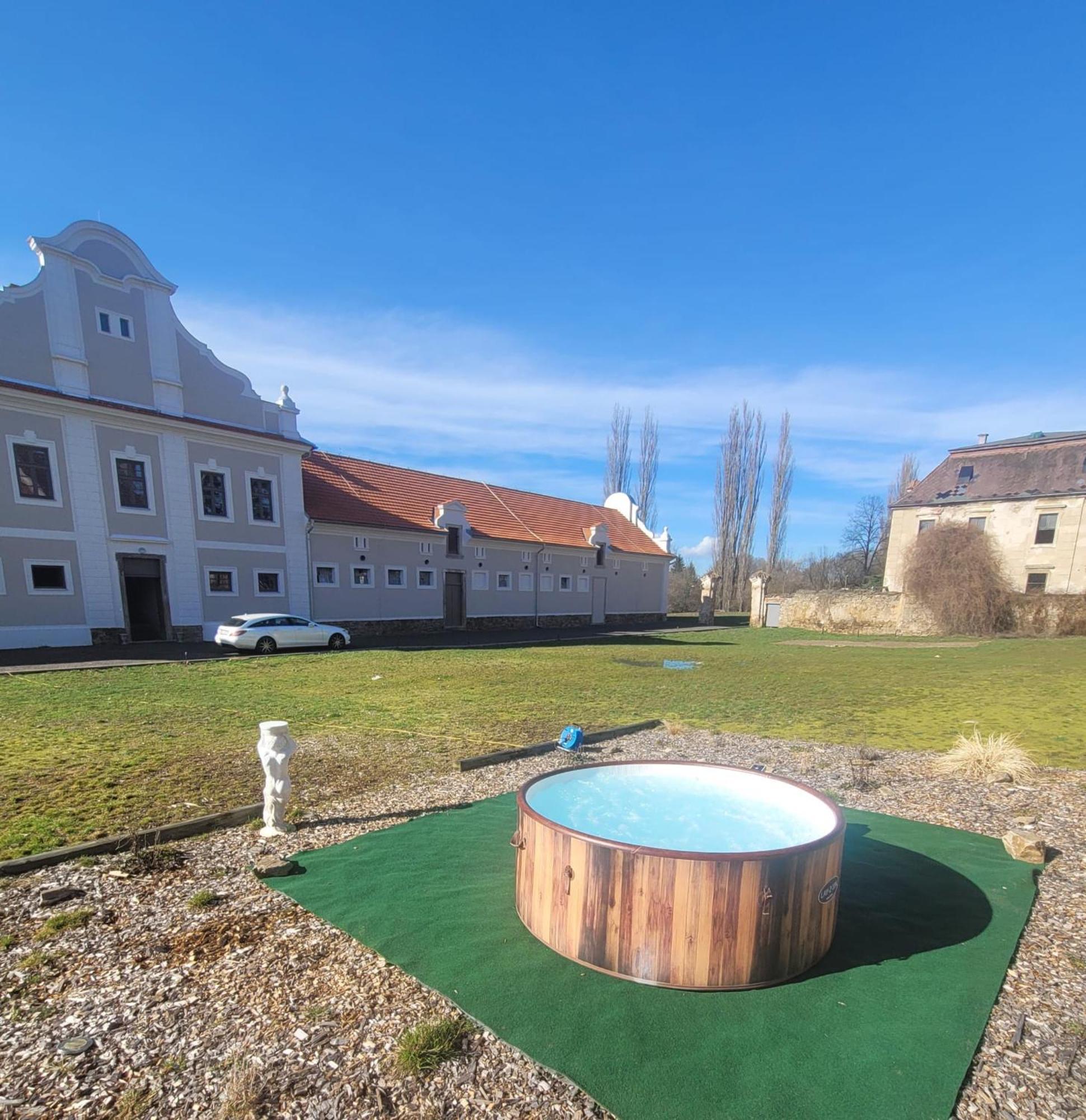 Chateau Moravany - Apartmany, Teepee A Wellness Ronow an der Doubrava 外观 照片