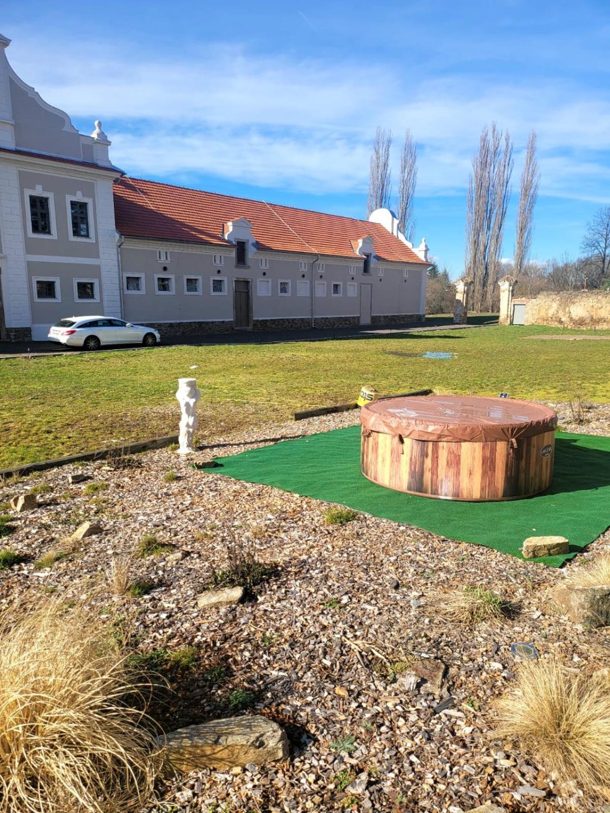 Chateau Moravany - Apartmany, Teepee A Wellness Ronow an der Doubrava 外观 照片