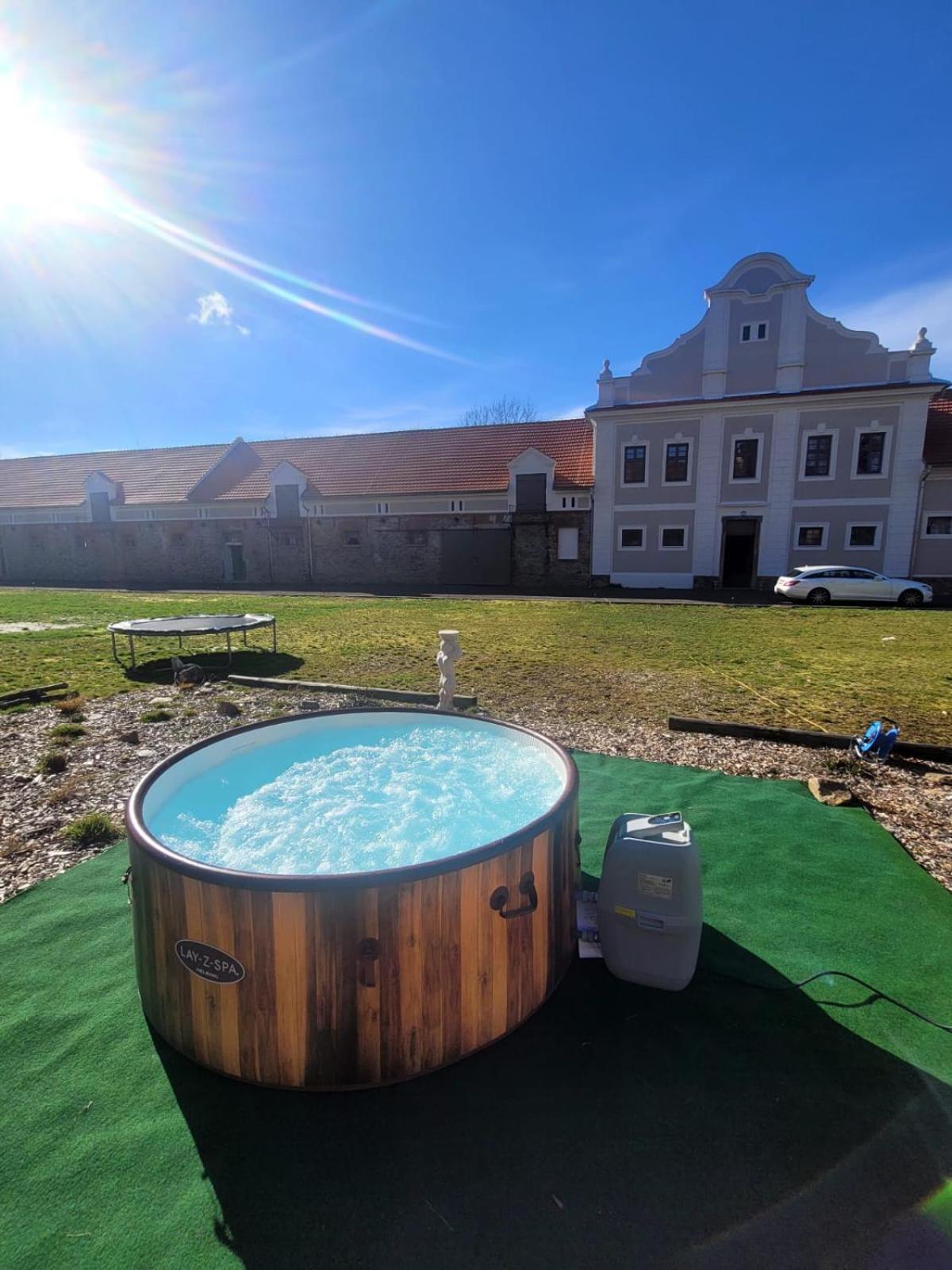 Chateau Moravany - Apartmany, Teepee A Wellness Ronow an der Doubrava 外观 照片